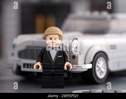 Tambov, Russische Föderation - 06. Januar 2023 Ein Lego No Time to die-James Bond Minifigure steht neben seinem 007 Aston Martin DB5 Auto von LEGO Speed Cha Stockfoto