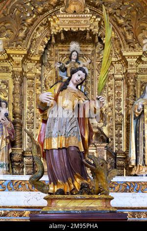Statue und Kapelle Saint Margarethe, Kirche der Himmelfahrt, Alte, Loule, Algarve, Portugal Stockfoto