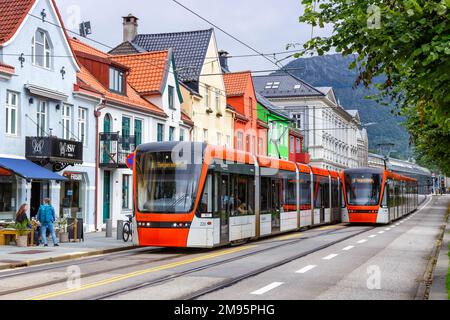 Bergen, Norwegen - 18. August 2022: Öffentliche Verkehrsmittel der Bybanen-Stadtbahn in der Kaigaten-Straße in Bergen, Norwegen. Stockfoto