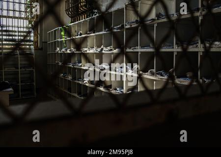Alcatraz Island, San Francisco - CA - USA 2022-12-24: Die harten Bedingungen des Gefängnisses Alcatraz sind selbst in der Lagerung von Häftlingen gegen den persönlichen Belon sichtbar Stockfoto