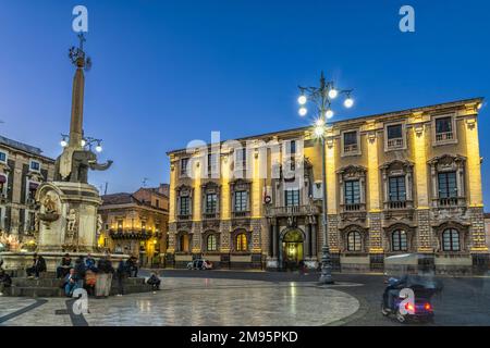 Piazza del Duomo mit Elefantenbrunnen und Palazzo degli Elefanti, jetzt das Rathaus der Stadt Catania. Catania, Sizilien, Italien, Europa Stockfoto