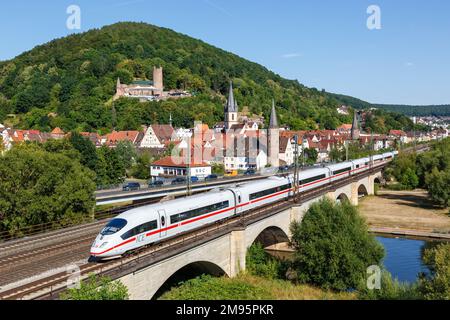 Gemuenden am Main, Deutschland - 3. August 2022: ICE 3 der Deutschen Bahn DB Hochgeschwindigkeitsbahn in Gemuenden am Main, Deutschland. Stockfoto