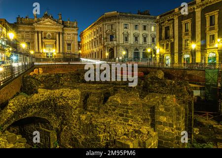 Ruinen unterhalb der Straßenebene eines breiten römischen Amphitheaters von 300 v. Chr. Im Zentrum von Catania im Licht der Dämmerung. Catania, Sizilien, Italien, Europa Stockfoto