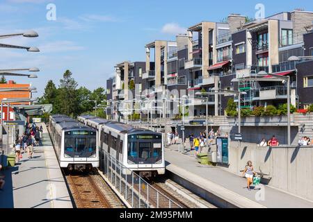 Oslo, Norwegen - 15. August 2022: Metro Tunnelbane am Bahnhof Holmenkollen, öffentliche Verkehrsmittel in Oslo, Norwegen. Stockfoto