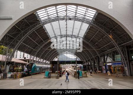 Bergen, Norwegen - 18. August 2022: Bahnhof der Bergen-Linie mit Zügen in Bergen, Norwegen. Stockfoto