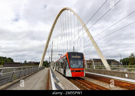 Bergen, Norwegen - 18. August 2022: Öffentliche Verkehrsmittel der Bybanen-Stadtbahn in der Nähe von Birkelandsskiftet in Bergen, Norwegen. Stockfoto