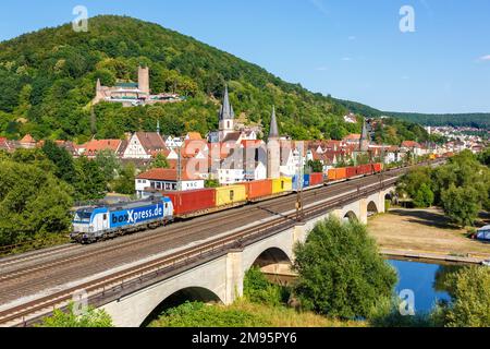 Gemuenden am Main, Deutschland - 3. August 2022: Güterzug mit Frachtcontainer von boxXpress in Gemünden am Main. Stockfoto