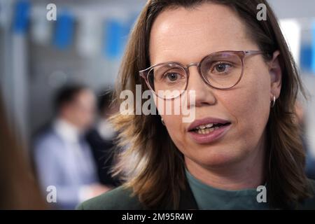 DEN HAAG - Mirjam Bikker spricht mit der Presse, nachdem sie während einer Gruppensitzung offiziell den Vorsitz der parlamentarischen Partei der ChristenUnie von Gert-Jan Segers übernommen hat. ANP LEX VAN LIESHOUT niederlande raus - belgien raus Stockfoto