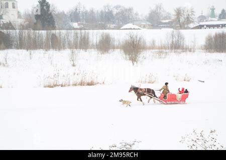 Fahren Sie mit dem Schlitten durch die Straßen der Stadt Suzdal Stockfoto