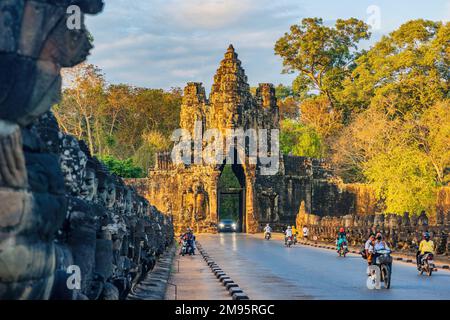 SIEM REAP, 11. JANUAR 2023: Wunderschönes Sonnenlicht am Südtor, das nach Angkor Thom, Kambodscha, führt Stockfoto