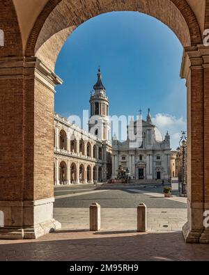 Fassade der Basilika Loreto, der monumentale Brunnen und der apostolische Palast auf der Piazza della Madonna. Loreto, Provinz Ancona, Marken, Italien Stockfoto