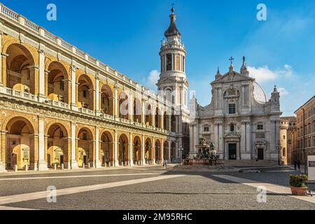 Fassade der Basilika Loreto, der monumentale Brunnen und der apostolische Palast auf der Piazza della Madonna. Loreto, Provinz Ancona, Marken, Italien Stockfoto