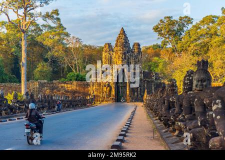 SIEM REAP, 11. JANUAR 2023: Wunderschönes Sonnenlicht am Südtor, das nach Angkor Thom, Kambodscha, führt Stockfoto