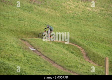 Ein einsamer Radfahrer auf der olympischen Radstrecke 2012 im Hadleigh Country Park, Hadleigh, Essex, England, Großbritannien. Stockfoto