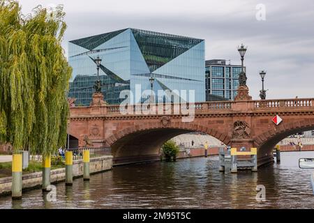 Markanter blauer Würfel am Ufer der Spree in der Nähe der Moltke-Brücke im Regierungsbezirk Berlin Stockfoto