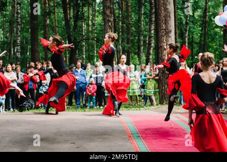 VICHUGA, RUSSLAND - 11. JUNI 2016: Mädchen tanzen Flamenco in roten schwarzen Kleidern am Tag von Vichuga, Russland Stockfoto