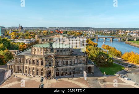 Erhöhte Aussicht auf die Semper Oper und die Elbe in der Dresdner Altstadt Stockfoto