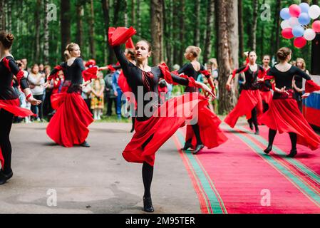 VICHUGA, RUSSLAND - 11. JUNI 2016: Mädchen tanzen Flamenco in roten schwarzen Kleidern am Tag von Vichuga, Russland Stockfoto