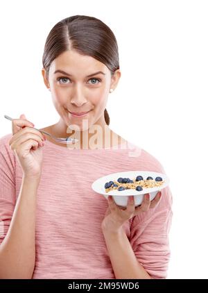 Happy, Woman und gesunde Frühstückschüssel mit Müsli zum Essen vor weißem Studiohintergrund. Porträt eines isolierten jungen weiblichen Modell-Lächelhalters Stockfoto