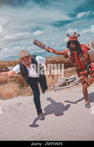 Darstellung des gekleideten Inka-Kriegers und mit Schlacht, Prähispanik-Kämpfen mit einem Touristen in Peru Stockfoto