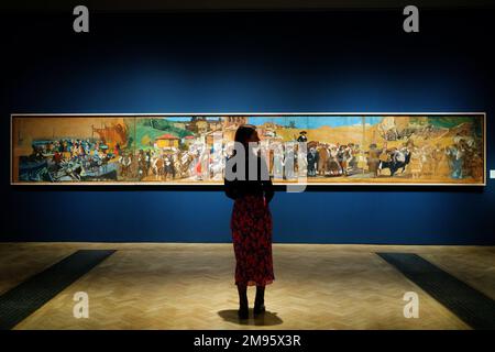 Ein Mitarbeiter posiert mit Joaquin Sorollas Vision of Spain, 1912-13, auf der Royal Academy of Arts, London. Das Gemälde zeigt sich in der bevorstehenden spanischen und hispanischen Welt: Schätze aus der Ausstellung Hispanic Society Museum and Library, die vom 21. Januar bis 10. April 2023 an der Akademie stattfindet. Foto: Dienstag, 17. Januar 2023. Stockfoto