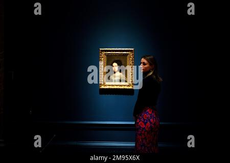 Ein Mitarbeiter posiert mit Diego Velazquez' Portrait of a Girl, 1638-1642, ausgestellt in der Royal Academy of Arts, London. Das Gemälde zeigt sich in der bevorstehenden spanischen und hispanischen Welt: Schätze aus der Ausstellung Hispanic Society Museum and Library, die vom 21. Januar bis 10. April 2023 an der Akademie stattfindet. Foto: Dienstag, 17. Januar 2023. Stockfoto