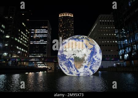 CANARY WHARF, LONDON, 16. JANUAR 2023, Floating Earth ist eine Installation des Künstlers Luke Jerram und wird derzeit im Rahmen des Canary Wharf's Winter Lights Festival gezeigt. Kredit: Lucy North/Alamy Live News Stockfoto