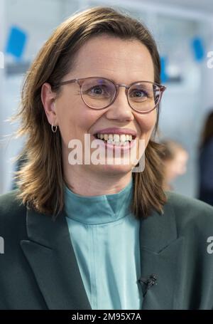 DEN HAAG - Mirjam Bikker während eines Parteitreffens der ChristenUnie, wo sie zur Parteiführerin und politischen Führerin der ChristenUnie gewählt wurde. ANP LEX VAN LIESHOUT niederlande raus - belgien raus Stockfoto