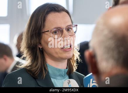 DEN HAAG - Mirjam Bikker während eines Parteitreffens der ChristenUnie, wo sie zur Parteiführerin und politischen Führerin der ChristenUnie gewählt wurde. ANP LEX VAN LIESHOUT niederlande raus - belgien raus Stockfoto
