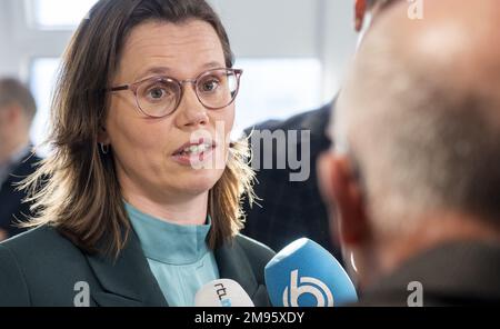 DEN HAAG - Mirjam Bikker während eines Parteitreffens der ChristenUnie, wo sie zur Parteiführerin und politischen Führerin der ChristenUnie gewählt wurde. ANP LEX VAN LIESHOUT niederlande raus - belgien raus Stockfoto