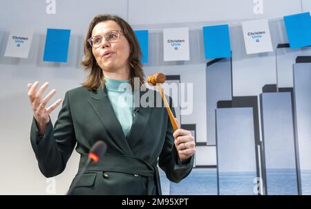 DEN HAAG - Mirjam Bikker während eines Parteitreffens der ChristenUnie, wo sie zur Parteiführerin und politischen Führerin der ChristenUnie gewählt wurde. ANP LEX VAN LIESHOUT niederlande raus - belgien raus Stockfoto