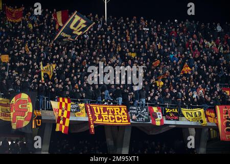 Lecceâ&#x80;&#X99;s Fans während der italienischen Meisterschaft Serie Ein Fußballspiel zwischen US Lecce und AC Mailand am 14. Januar 2023 im Stadion Via del Mare in Lecce, Italien - Foto: Marco Verri/DPPI/LiveMedia Stockfoto