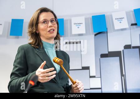 DEN HAAG - Mirjam Bikker während eines Parteitreffens der ChristenUnie, wo sie zur Parteiführerin und politischen Führerin der ChristenUnie gewählt wurde. ANP LEX VAN LIESHOUT niederlande raus - belgien raus Stockfoto