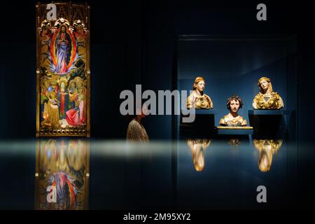 Ein Mitarbeiter posiert mit (links) Miguel Alcaniz's The Ascension of Christ, 1422-30, und (rechts) Juan de Juni's St. Martha und St. Mary Magdalene, c.1545, und Pedro de Mena's St Acisclus, c.1680, die in der Royal Academy of Arts, London, ausgestellt werden. Das Gemälde zeigt sich in der bevorstehenden spanischen und hispanischen Welt: Schätze aus der Ausstellung Hispanic Society Museum and Library, die vom 21. Januar bis 10. April 2023 an der Akademie stattfindet. Foto: Dienstag, 17. Januar 2023. Stockfoto