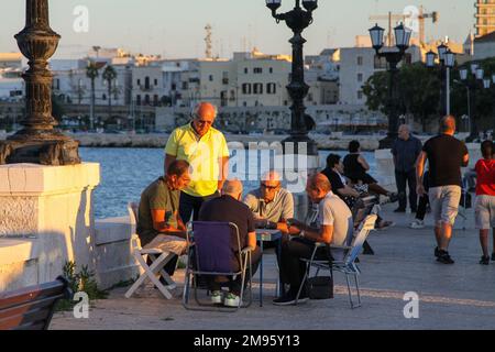 Männer auf den Boulevards in Bari, Apulien, Italien Stockfoto