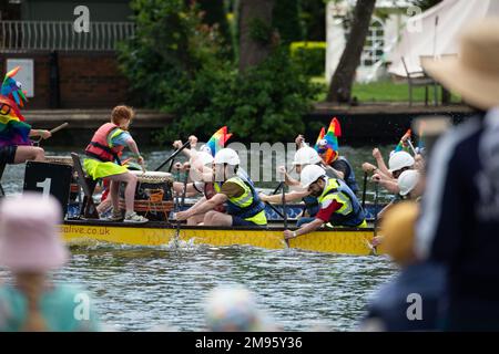 Marlow, Buckinghamshire, Großbritannien. 12. Juni 2022. Tag 2 der Marlow Regatta beinhaltete Drachenbootrennen auf der Themse. Kredit: Maureen McLean/Alamy Stockfoto