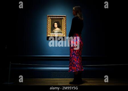 Ein Mitarbeiter posiert mit Diego Velazquez' Portrait of a Girl, 1638-1642, ausgestellt in der Royal Academy of Arts, London. Das Gemälde zeigt sich in der bevorstehenden spanischen und hispanischen Welt: Schätze aus der Ausstellung Hispanic Society Museum and Library, die vom 21. Januar bis 10. April 2023 an der Akademie stattfindet. Foto: Dienstag, 17. Januar 2023. Stockfoto