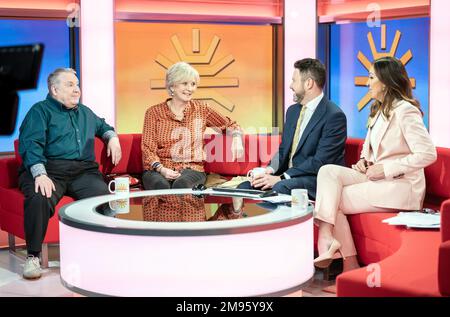 (Von links nach rechts) Astrologe Russell Grant, ehemalige Moderatorin Debbie Rix mit den Moderatoren Jon Kay und Sally Nugent auf dem roten Sofa als BBC Breakfast feiern ihren 40. Jahrestag mit einer besonderen Show und Gästen im MediaCityUK, Salford. Foto: Dienstag, 17. Januar 2023. Stockfoto