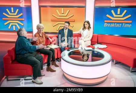 (Von links nach rechts) Astrologe Russell Grant, ehemalige Moderatorin Debbie Rix mit den Moderatoren Jon Kay und Sally Nugent auf dem roten Sofa als BBC Breakfast feiern ihren 40. Jahrestag mit einer besonderen Show und Gästen im MediaCityUK, Salford. Foto: Dienstag, 17. Januar 2023. Stockfoto