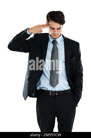 Depression, Stress und Geschäftsmann mit Fingerpistole am Kopf im Studio vor weißem Hintergrund. Angst, Selbstmord und Leiden junger Unternehmer Stockfoto