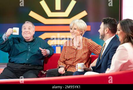 (Von links nach rechts) Astrologe Russell Grant, ehemalige Moderatorin Debbie Rix mit den Moderatoren Jon Kay und Sally Nugent auf dem roten Sofa als BBC Breakfast feiern ihren 40. Jahrestag mit einer besonderen Show und Gästen im MediaCityUK, Salford. Foto: Dienstag, 17. Januar 2023. Stockfoto