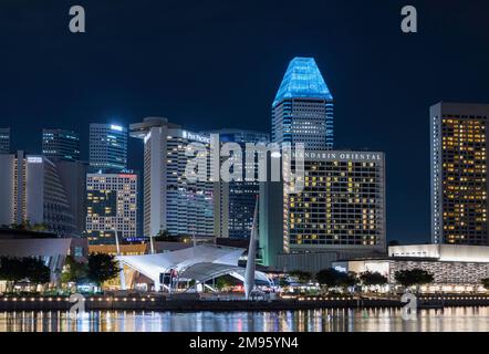 Abendliche Lichtshow im Marina Bay Singapore Stockfoto