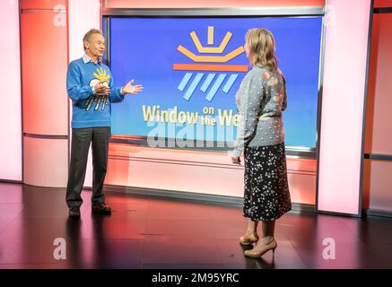 Der ehemalige Wettermoderator Francis Wilson mit Wetterpressesprecher Carol Kirkwood im Studio als BBC Breakfast feiert sein 40.-jähriges Jubiläum mit einer besonderen Show und Gästen im MediaCityUK, Salford. Foto: Dienstag, 17. Januar 2023. Stockfoto