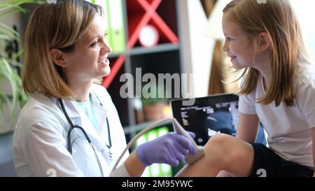 Arztin, die Ultraschalluntersuchung für ein junges Mädchen im Krankenhaus macht. Stockfoto