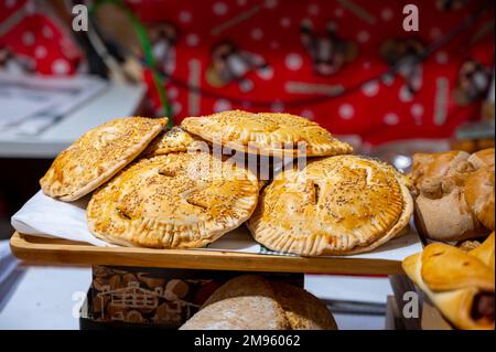 Spanische Snacks und Street Food, gebackener Kuchen Empanadilla mit verschiedenen Füllungen auf dem Markt in San-Sebastian, Spanien, aus nächster Nähe Stockfoto