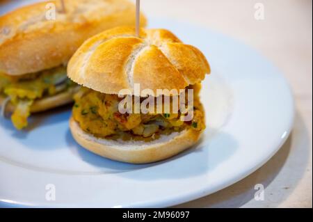 Typischer Mini-Burger-Snack aus dem Baskenland, Pinchos oder Pinxtos, kleines Stück Brot mit verschiedenen Belägen, serviert in der Bar in San-Sebastian oder Bilba Stockfoto