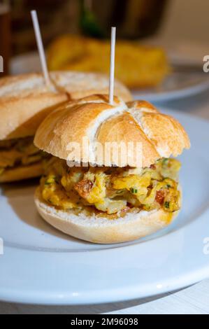 Typischer Mini-Burger-Snack aus dem Baskenland, Pinchos oder Pinxtos, kleines Stück Brot mit verschiedenen Belägen, serviert in der Bar in San-Sebastian oder Bilba Stockfoto