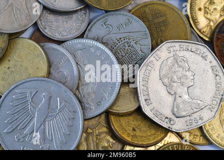 Den Helder, Niederlande. Januar 2023. Alte europäische Münzen. Hochwertiges Foto Stockfoto