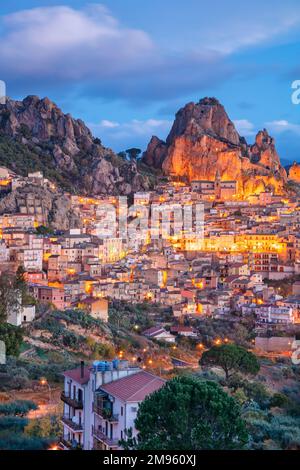 Gagliano Castelferrato, Sizilien, Italien. Unvergleichliches Stadtbild der historischen Stadt Gagliano Castelferrato in Sizilien bei dramatischem Sonnenaufgang. Stockfoto