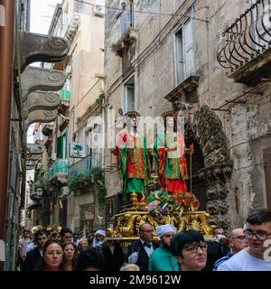 Eine Straßenprozession in Taranto, Apulien, zur Feier der Zwillingsheiligen Medici, Cosmas und Damian Stockfoto